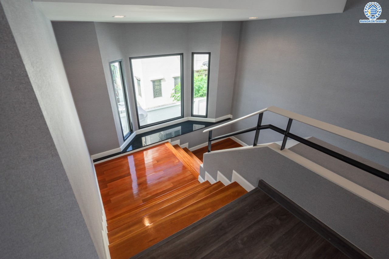 คฤหาสน์หลังใหญ่ตกแต่งใหม่ ม.บ้านสวนดอกไม้ ปิ่นเกล้า ดีไซน์สุด Luxury เนื้อที่ 154.5 ตร.ว. บนพื้นที่ใช้สอยถึง 435 ตร.ม. ฟังก์ชันจัดเต็ม 5 ห้องนอน 6 ห้องน้ำ 1 ห้องแม่บ้าน 2 ห้องอเนกประสงค์ (มีเรือนรับรองด้านข้าง พร้อมห้องน้ำในตัว) จอดรถได้ถึง 4 คัน บนทำเลเชื่อมต่อเมืองอย่างรวดเร็ว ใกล้ทางคู่ขนานลอยฟ้าบรมราชชนนี ทางด่วน "กาญจนาภิเษก" ม.มหิดล และเซ็นทรัลปิ่นเกล้า